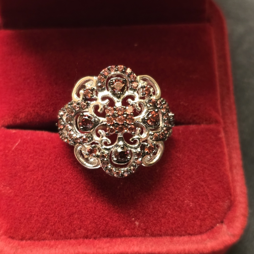 .925 Sterling Silver Man Made Garnet Stone Ring. Ladies Size 6 - Picture 5 of 7